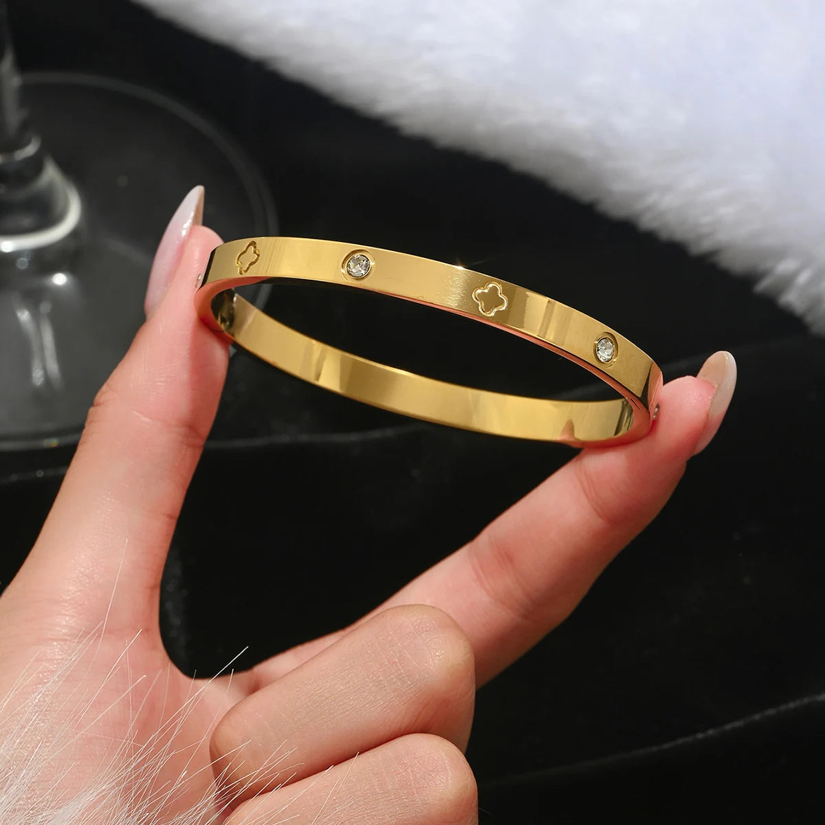 Europe and the United States Hot Stainless Steel Four-Leaf Clover Lucky Bracelet Fashion Women'S Nail Bracelet Gold Bangles